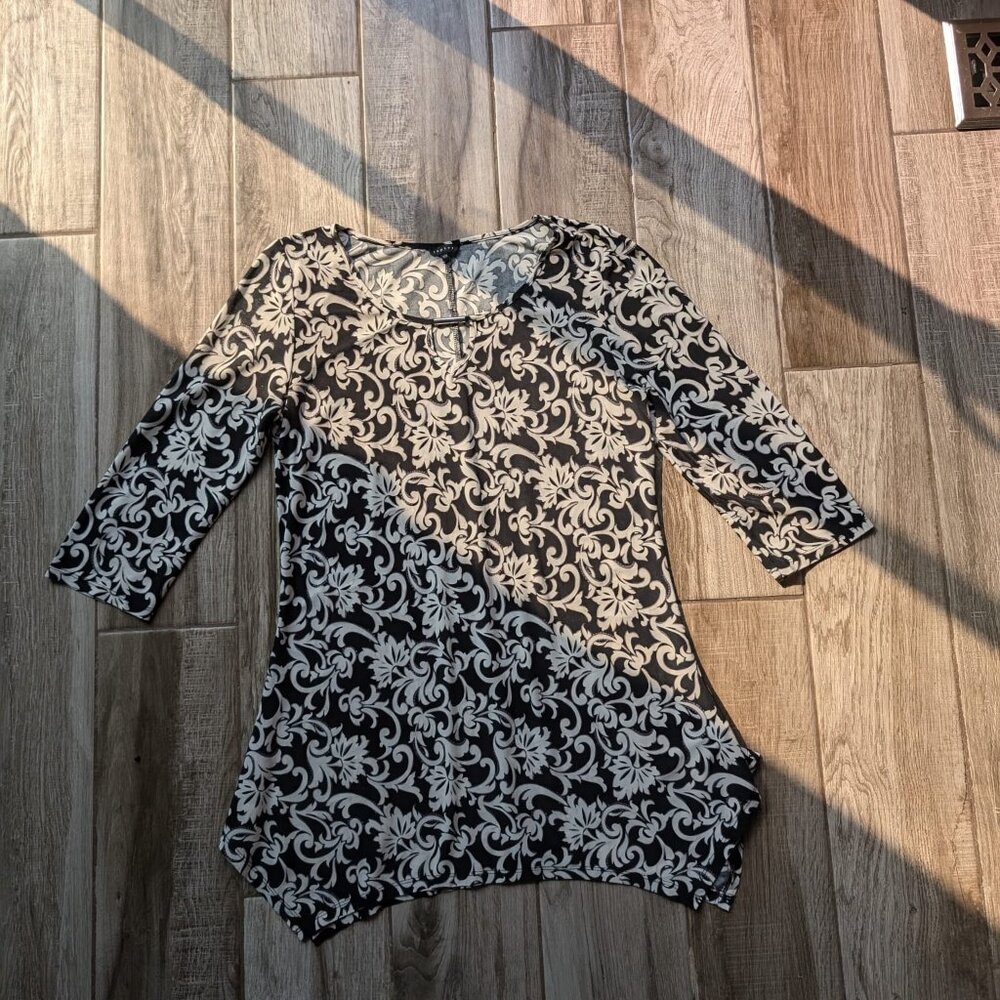 ECI Women's Size M Pullover 3/4 Sleeve Tunic Black/White Print Asymmetrical Hem